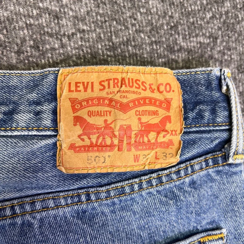 Levis 501 Original Jeans Mens 33x31 Blue Straight Light Wash Casual Button Fly